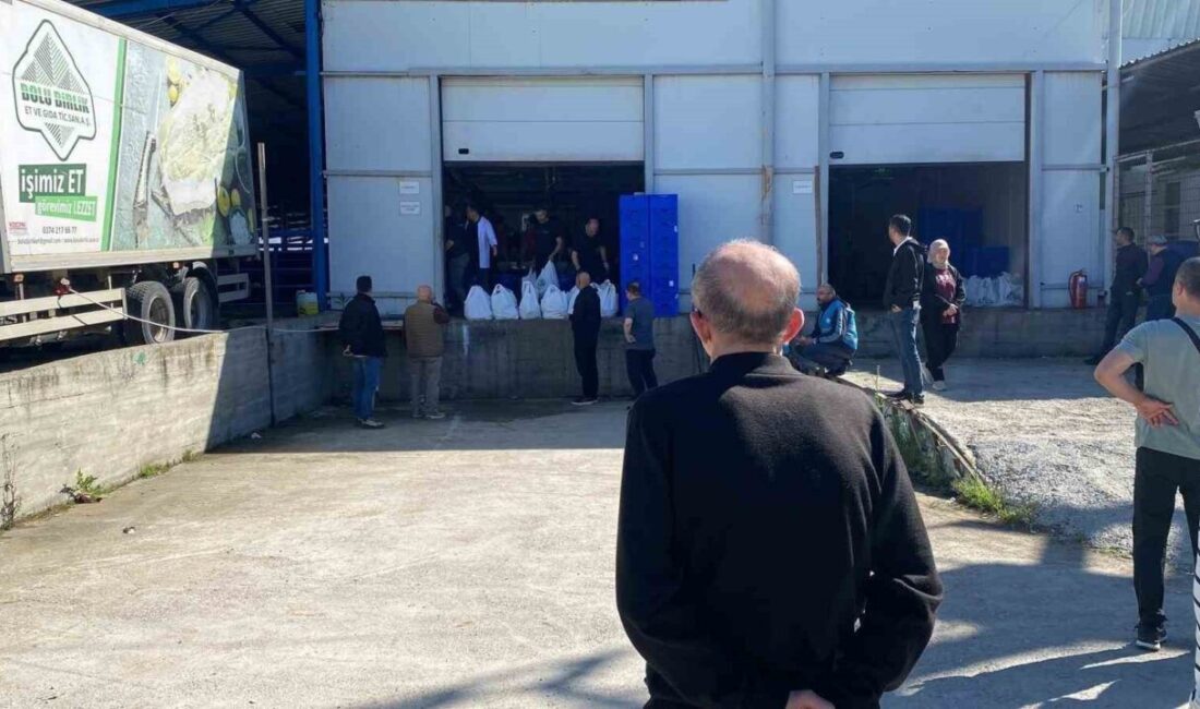 Bolu’da Kurban Bayramı’nın ilk gününde vatandaşlar, namazın ardından kurban ibadetini