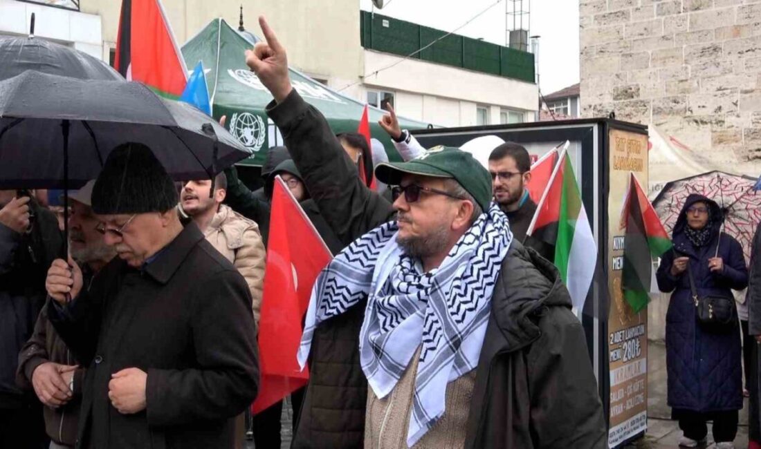 Bolu’da cuma namazı çıkışında bir araya gelen vatandaşlar, İsrail’in Gazze’ye