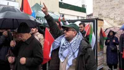 Bolu’da cuma namazı çıkışında bir araya gelen vatandaşlar, İsrail’in Gazze’ye