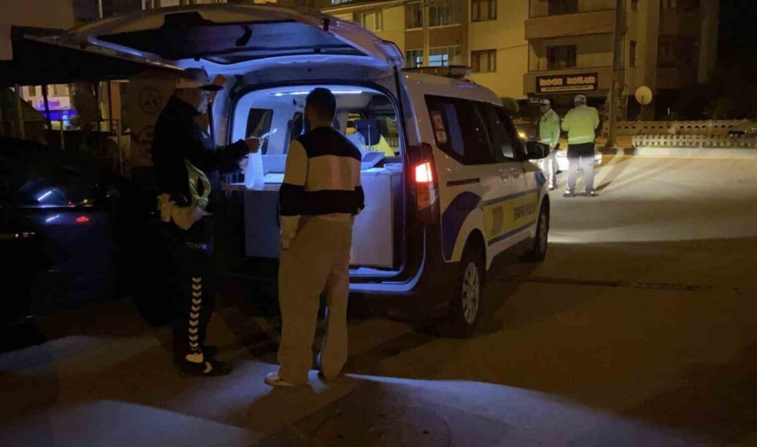 Bolu’da polis ekiplerince gece saatlerinde gerçekleştirilen trafik uygulamasında, kural ihlali