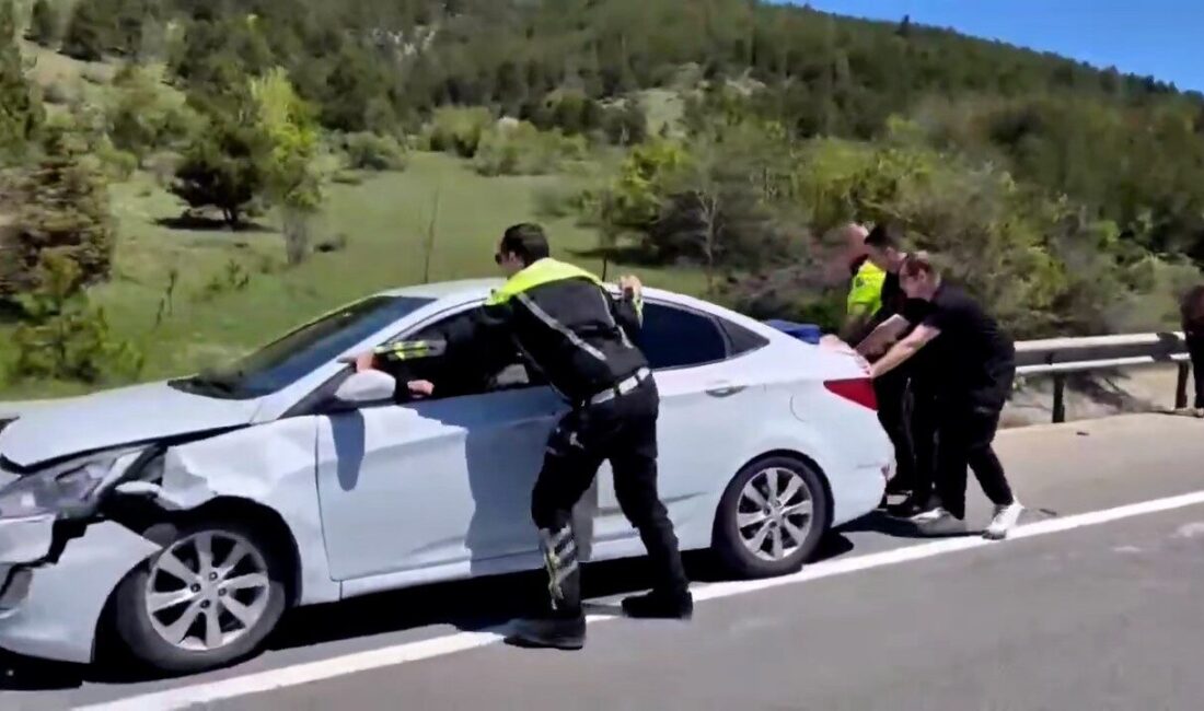 Bolu’da bayram trafiğinde meydana gelen maddi hasarlı kaza sonrası polis