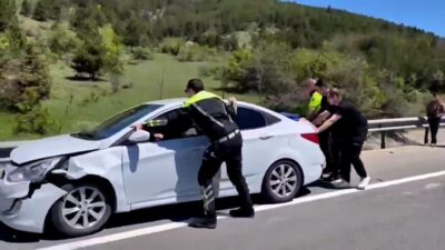 Bolu’da bayram trafiğinde meydana gelen maddi hasarlı kaza sonrası polis