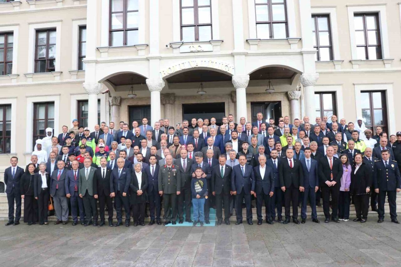 Bolu’da Kurban Bayramı dolayısıyla Bolu Valiliği’nde bayramlaşma programı düzenlendi. Vali
