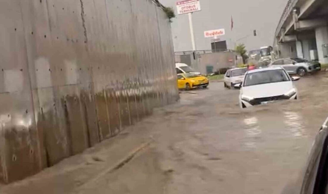 Bolu’da etkili olan sağanak ve şiddetli dolu yağışının ardından cadde