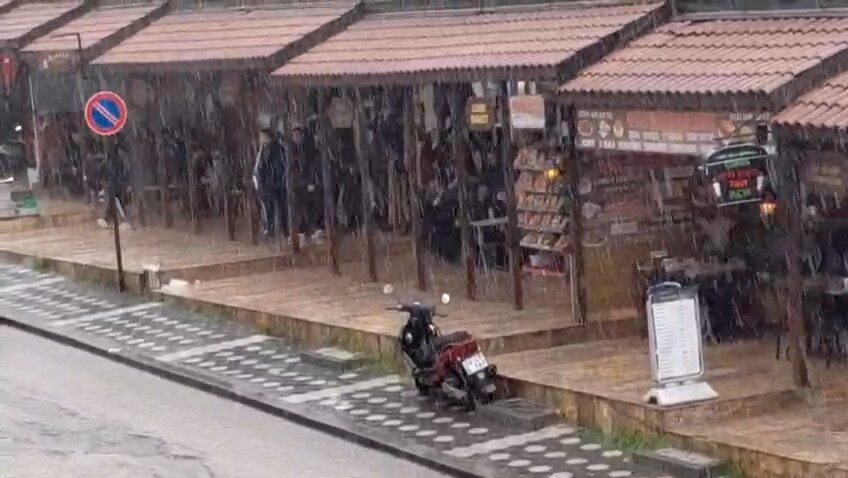 Bolu’nun Mudurnu ilçesinde akşam saatlerinde etkili olan sağanak yağış vatandaşlara