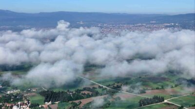 Bolu’da sabah saatlerinde tarım arazilerinin üzerini kaplayan sis tabakası, eşsiz