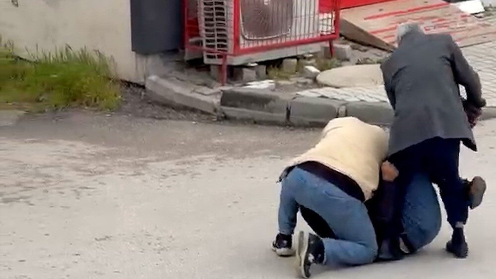 Bolu’da sokak ortasında iki kişi tarafından yere yatırılarak darp edilen