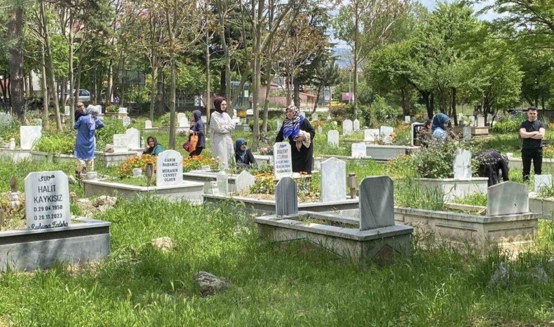 Bolu’da Kurban Bayramı arefesinde vatandaşlar, vefat eden yakınlarını kabirleri başında