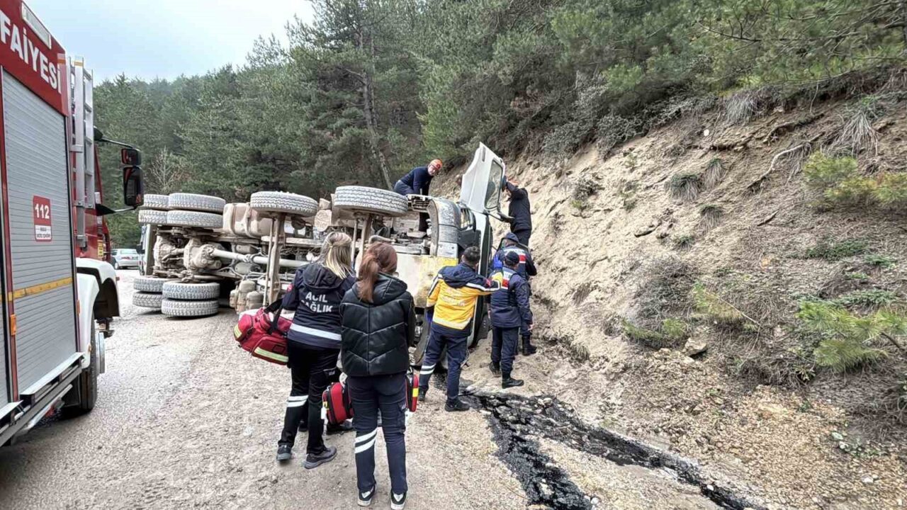 Bolu’da kum ocağından D-100 Karayolu’na seyir halinde olan kum yüklü