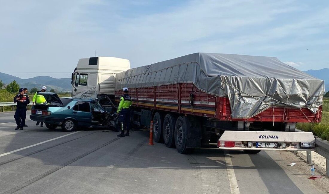 Bozdoğan-Nazilli karayolu otoban çıkışında meydana gelen trafik kazasında otomobil ile