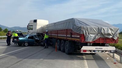Bozdoğan-Nazilli karayolu otoban çıkışında meydana gelen trafik kazasında otomobil ile