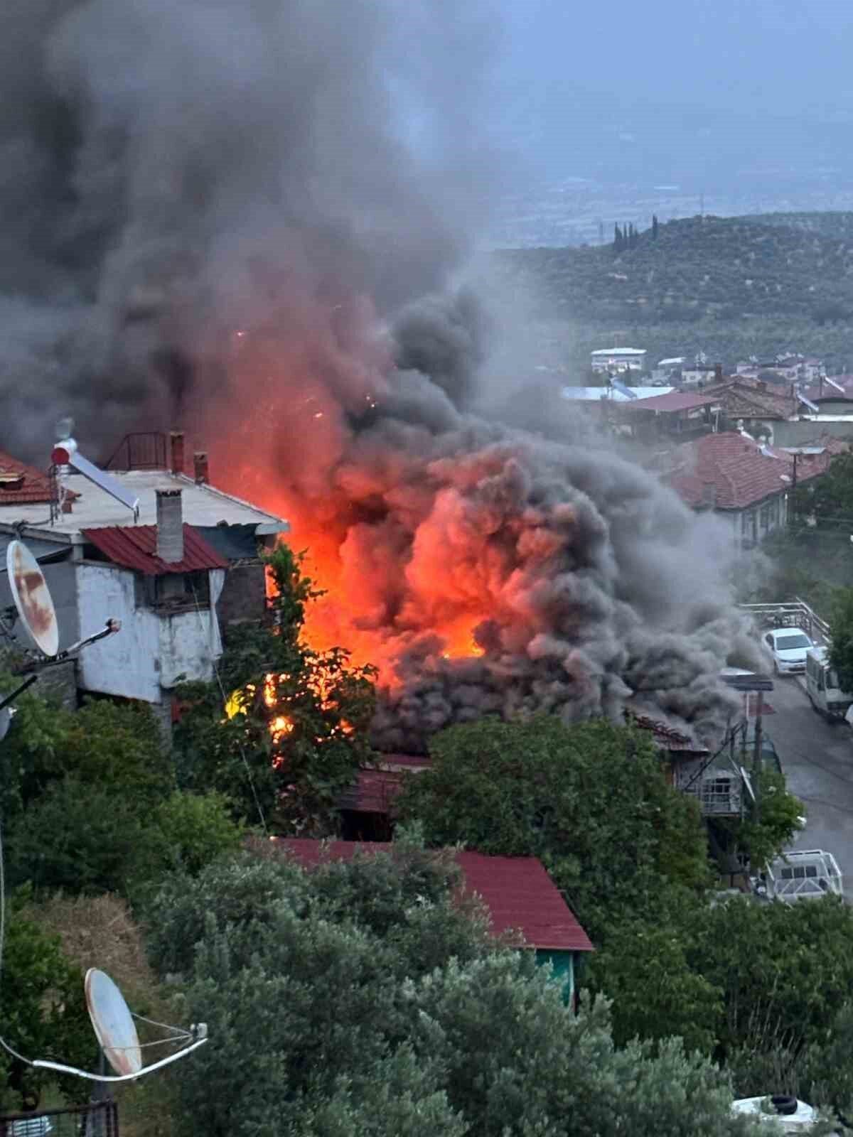 Aydın’ın Bozdoğan ilçesinde bir evde çıkan yangın, itfaiye ekiplerinin müdahalesiyle