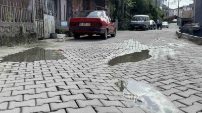 Zonguldak’ta bir vatandaş, dokuz aydır onarılmayan yolda biriken suların okul