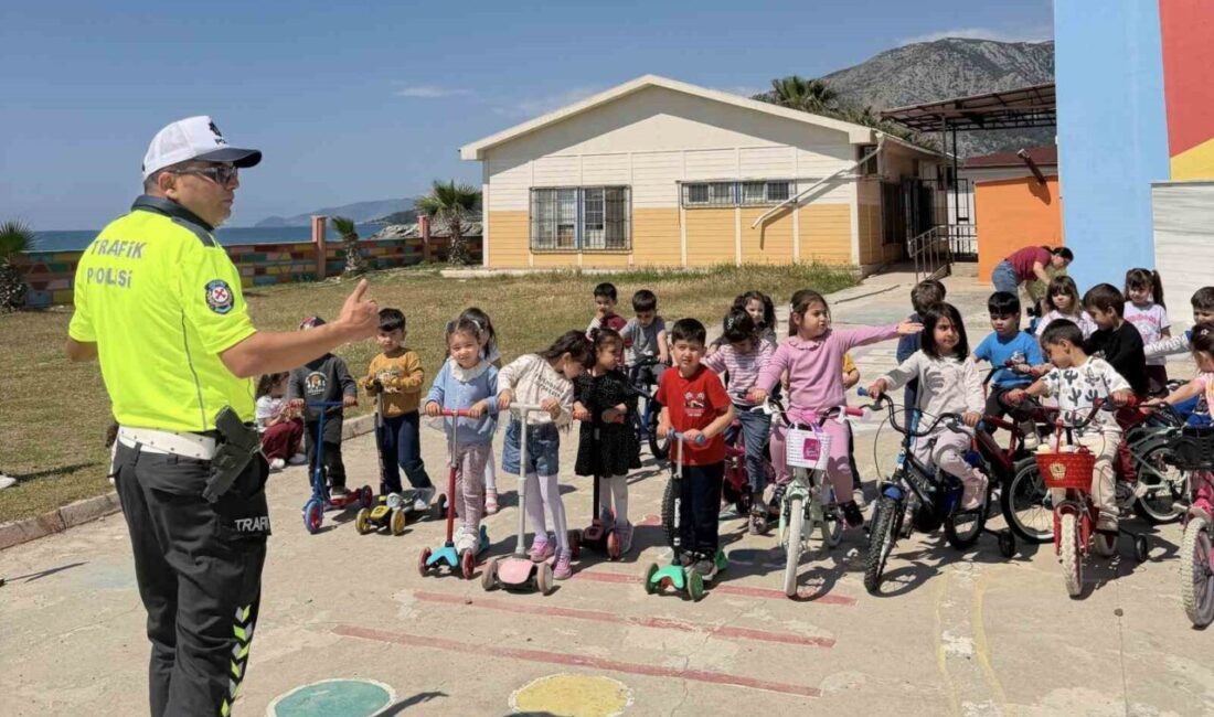 Mersin’in Bozyazı ilçesinde Trafik Haftası kapsamında anaokulu öğrencilerine yönelik trafik