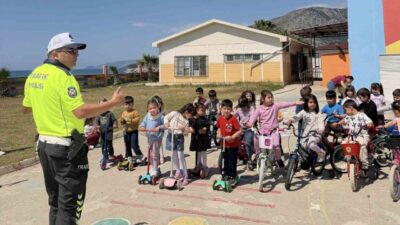 Mersin’in Bozyazı ilçesinde Trafik Haftası kapsamında anaokulu öğrencilerine yönelik trafik