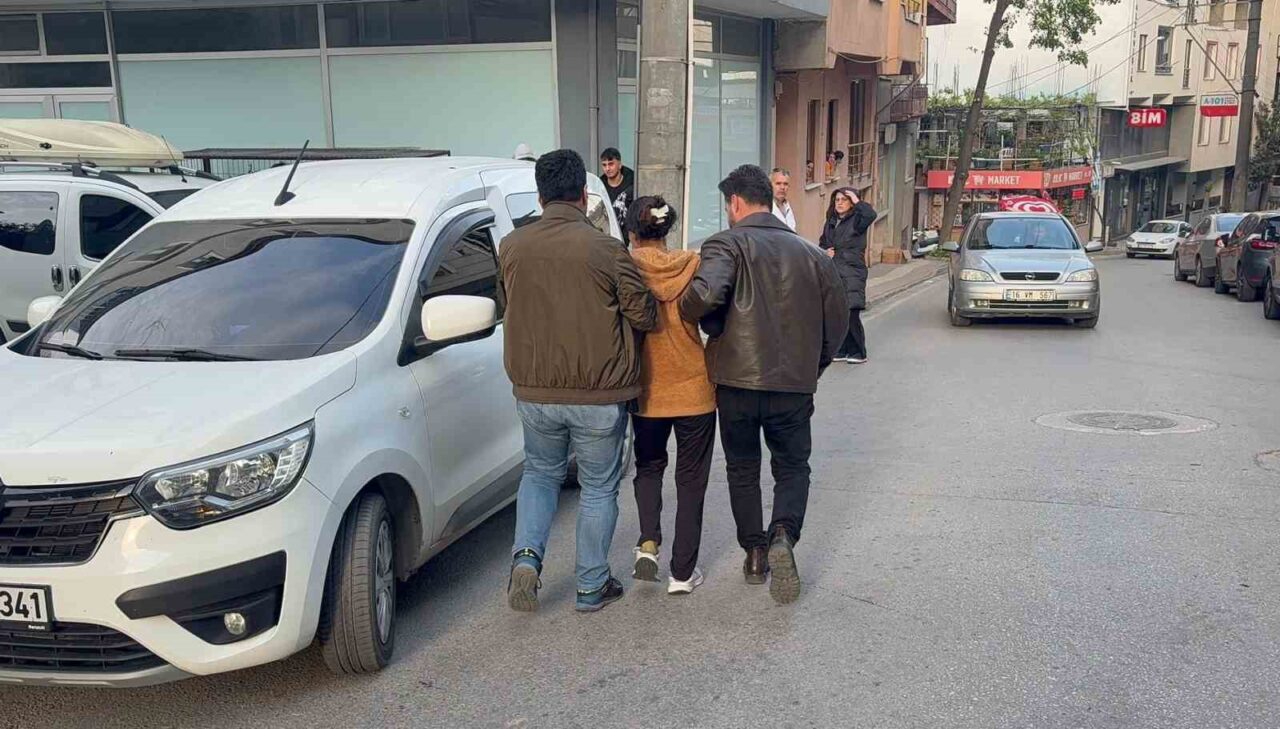 Bursa’nın Orhangazi ilçesinde, hırsızlık amacıyla girdiği otomobilin sahibine yakalanınca aracı