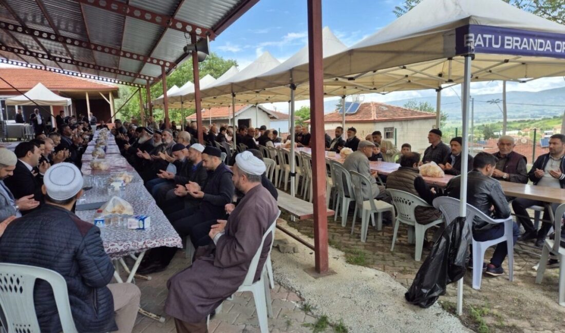 Tokat’ın Pazar ilçesinde vatandaşlar, son yağışların ardından mezarlıkta bir araya