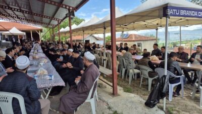 Tokat’ın Pazar ilçesinde vatandaşlar, son yağışların ardından mezarlıkta bir araya