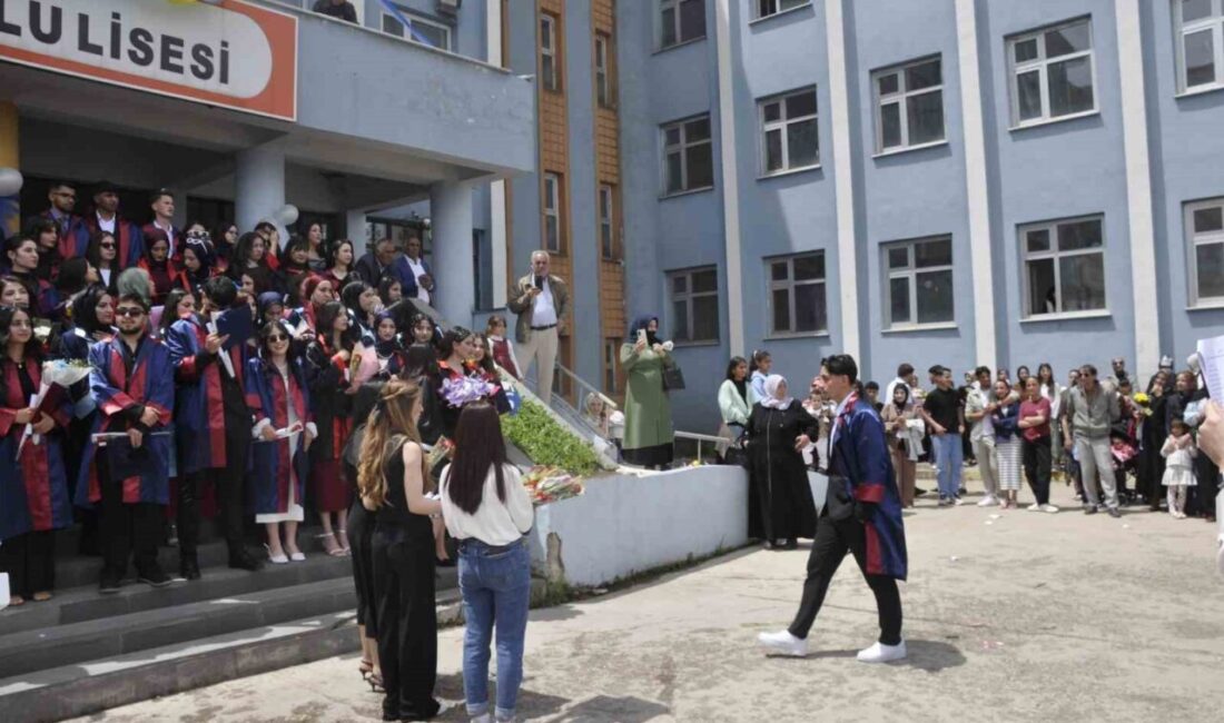 Muş’un Bulanık Anadolu Lisesi tarafından düzenlenen mezuniyet töreni renkli görüntülere