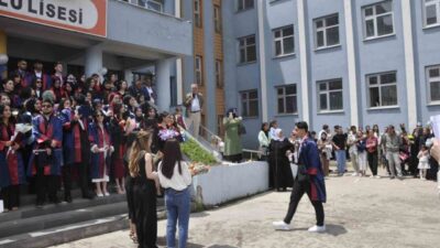 Muş’un Bulanık Anadolu Lisesi tarafından düzenlenen mezuniyet töreni renkli görüntülere