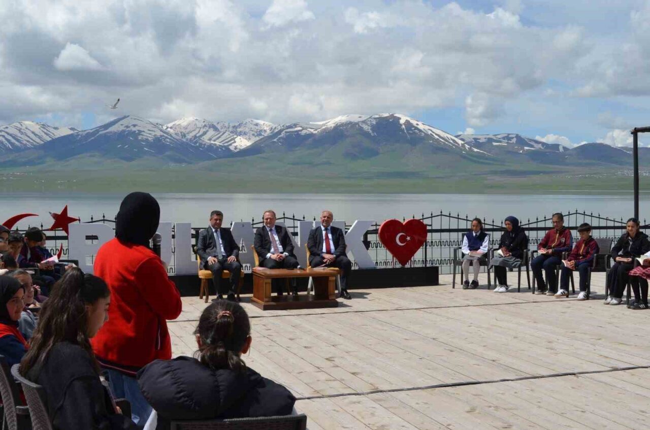 Muş’un Bulanık Kaymakamı Ömer Övünç Koşansu, düzenlenen kitap söyleşisi programı