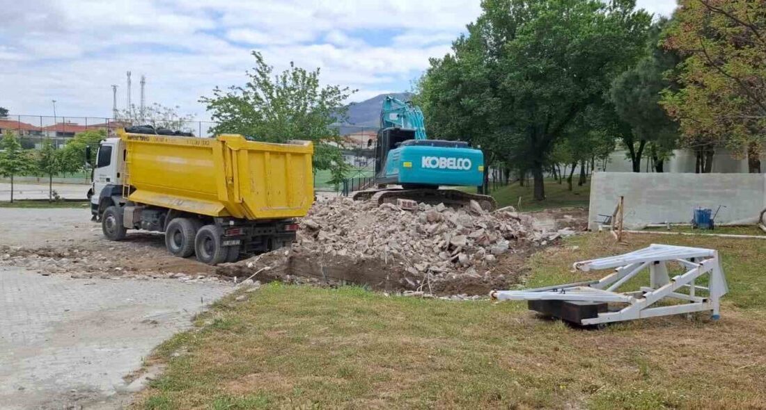 Buldan İlçe Şehir Stadı’nda kapsamlı yenileme çalışmaları hız kazandı. Sentetik