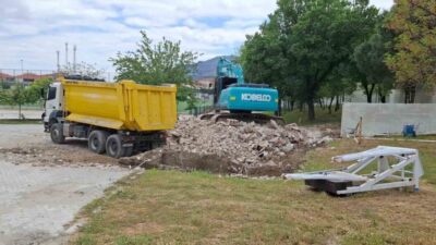 Buldan İlçe Şehir Stadı’nda kapsamlı yenileme çalışmaları hız kazandı. Sentetik