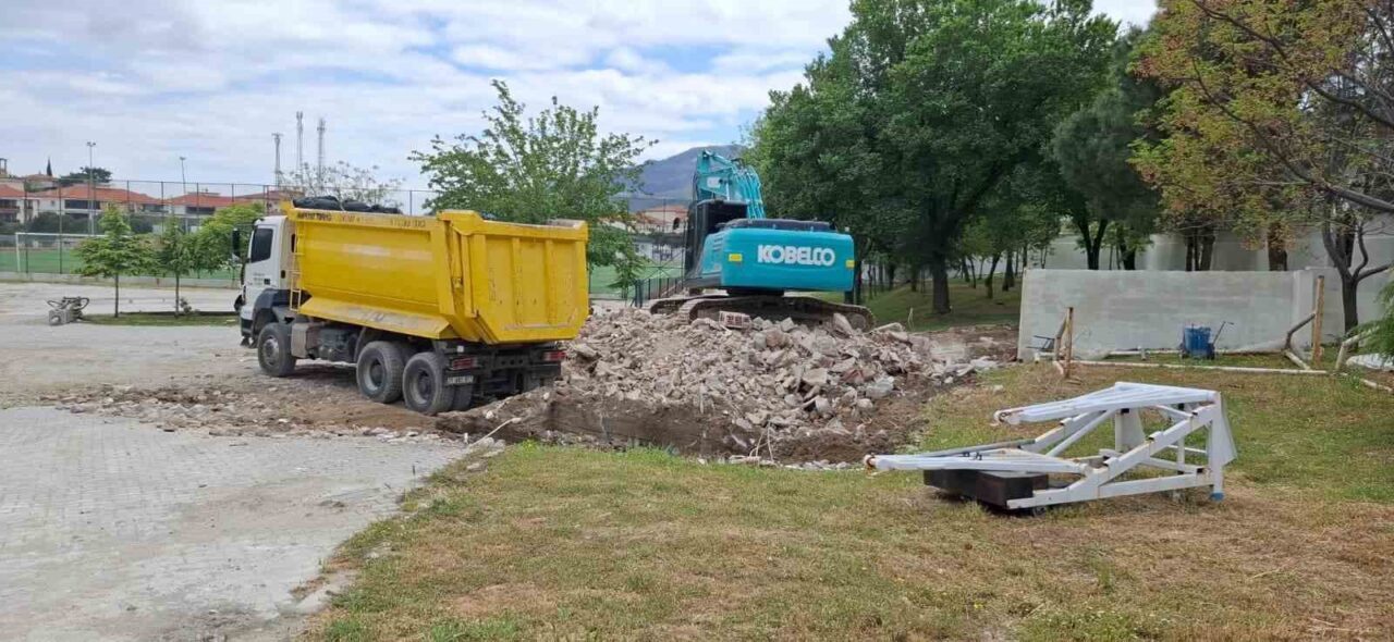 Buldan İlçe Şehir Stadı’nda kapsamlı yenileme çalışmaları hız kazandı. Sentetik