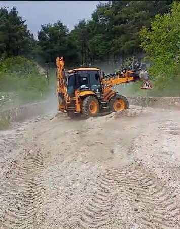 Denizli’nin Buldan ilçesine bağlı Bozalan Mahallesi’nde etkili olan şiddetli dolu