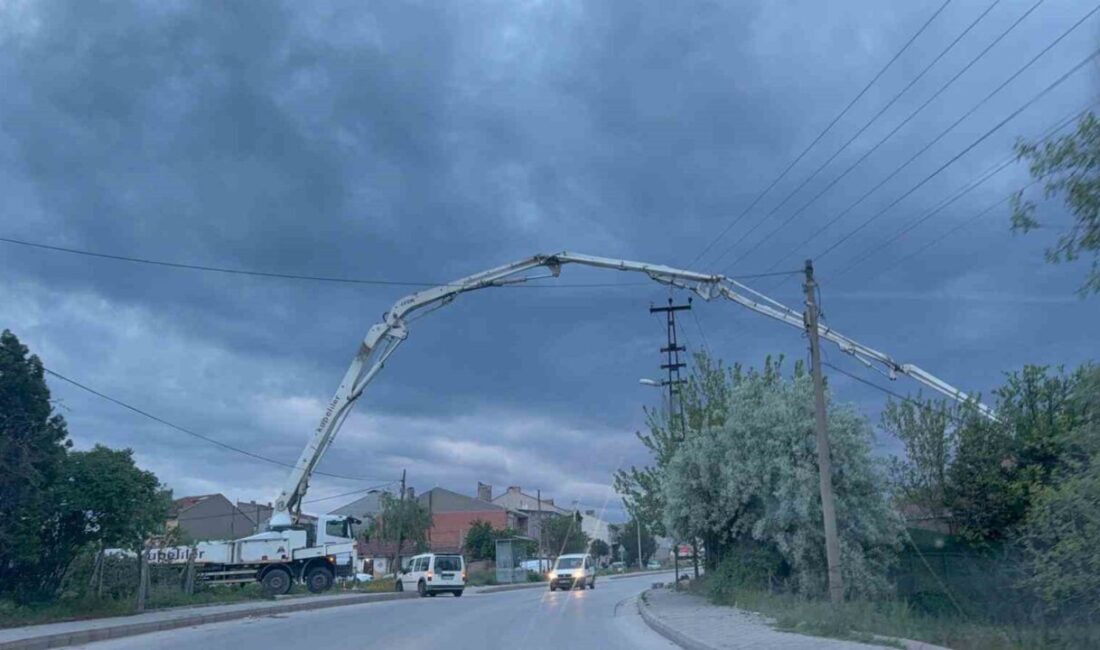 Eskişehir’de hiçbir uyarıcı levha olmadan bir ara sokaktan bulunan beton