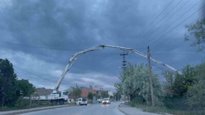 Eskişehir’de hiçbir uyarıcı levha olmadan bir ara sokaktan bulunan beton