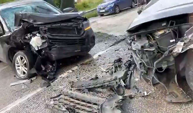 Isparta-Antalya Kara yolunda 3 otomobilin çarpışması sonucu meydana gelen trafik