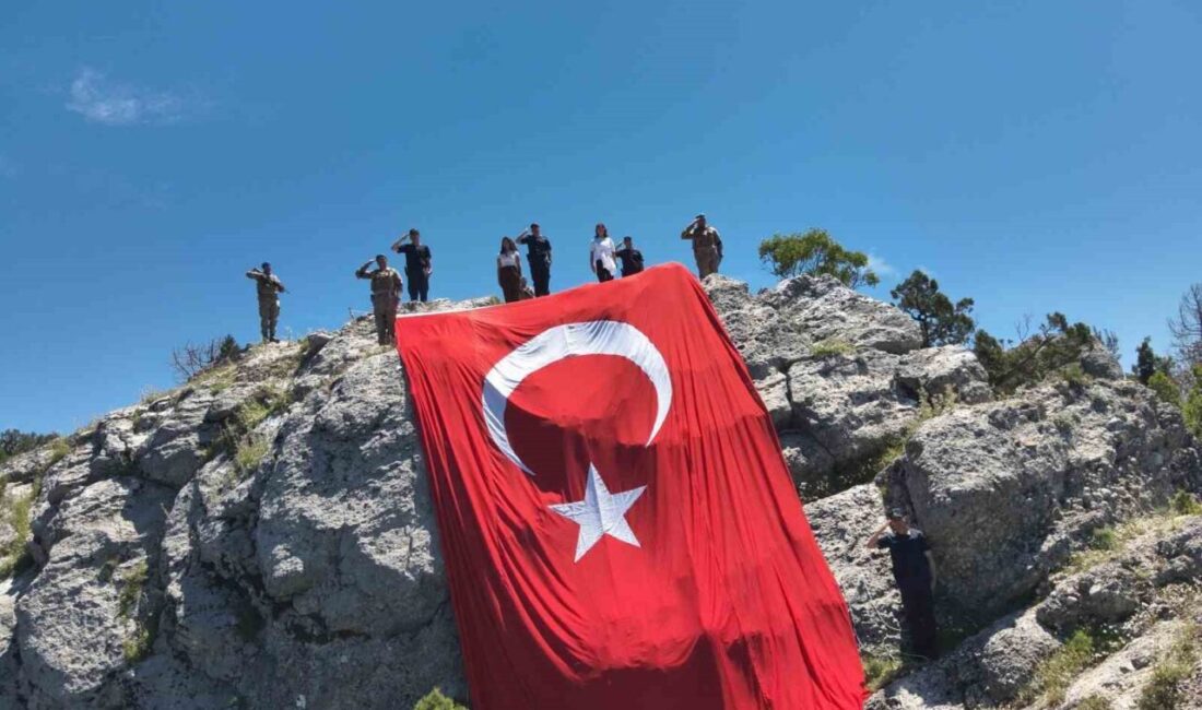 Burdur İl Jandarma Komutanlığı tarafından Karadağ Tepesi’nde 54 metrekarelik dev