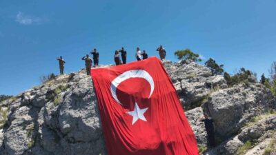 Burdur İl Jandarma Komutanlığı tarafından Karadağ Tepesi’nde 54 metrekarelik dev