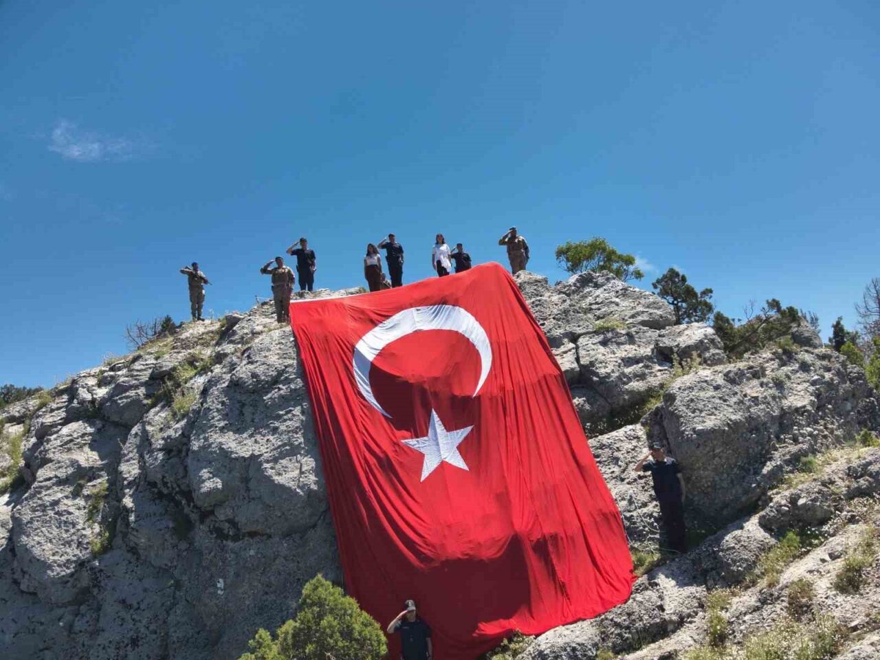 Burdur İl Jandarma Komutanlığı tarafından Karadağ Tepesi’nde 54 metrekarelik dev