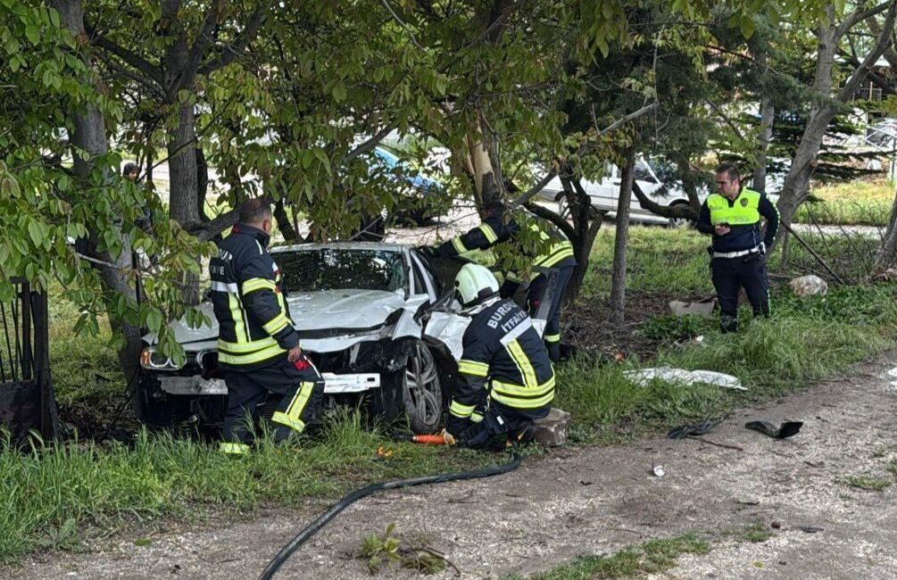 Burdur’da kontrolden çıkan otomobilin ağaca çarpması sonucu meydana gelen trafik