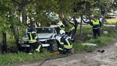 Burdur’da kontrolden çıkan otomobilin ağaca çarpması sonucu meydana gelen trafik