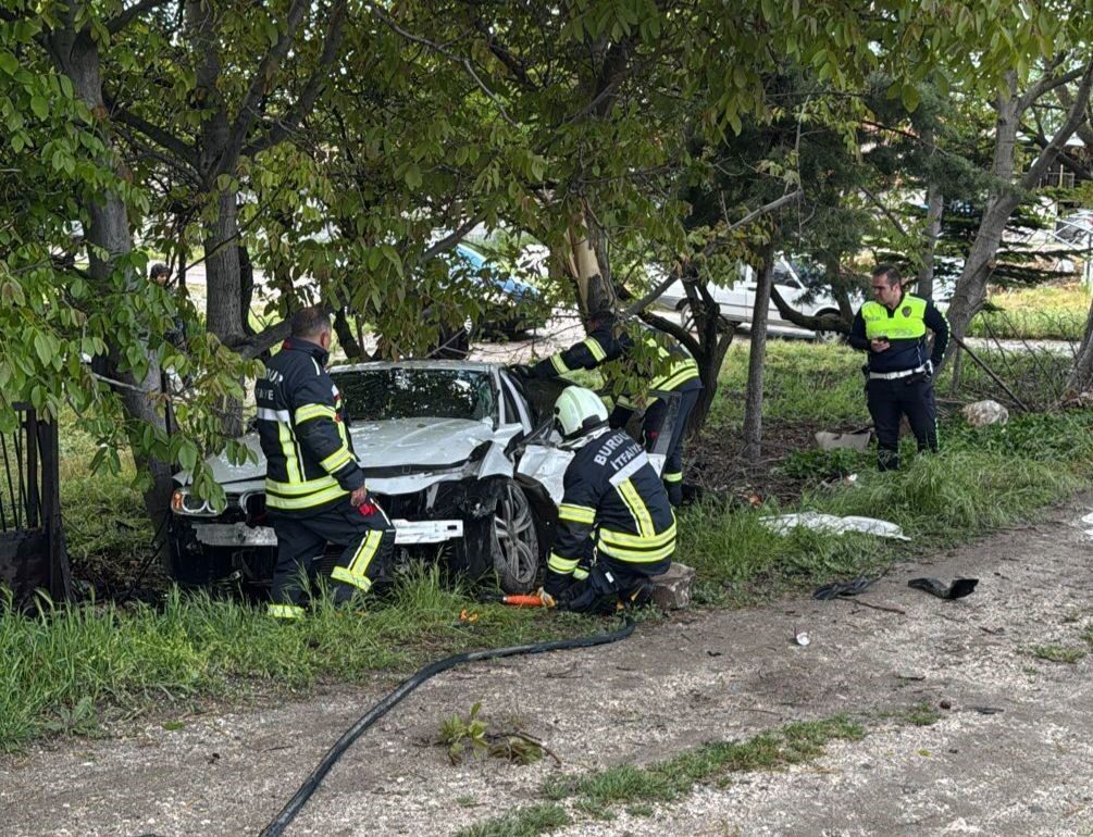 Burdur’da kontrolden çıkan otomobilin ağaca çarpması sonucu meydana gelen trafik