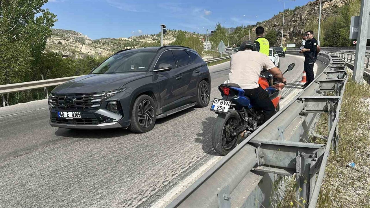 Burdur’da motosiklet sürücüsünün gidon hakimiyetini kaybetmesi sonucu meydana gelen kazada