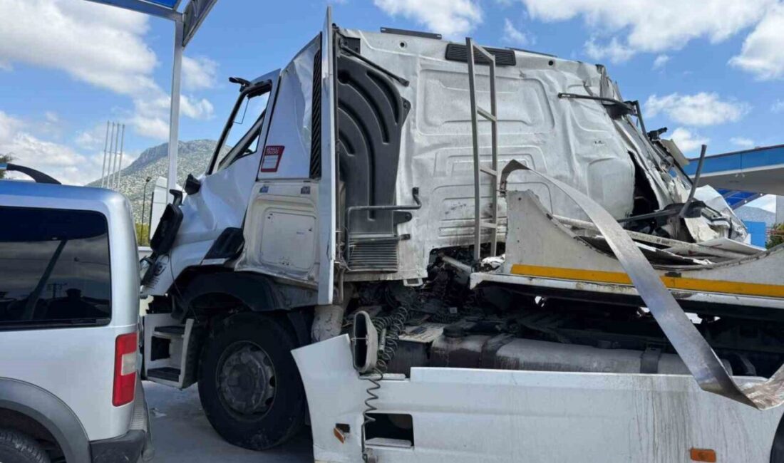 Burdur’un Çeltikçi ilçesinde tırın kamyona arkadan çarpması sonucu meydana gelen