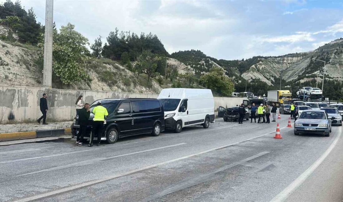 Burdur’da 5 aracın karıştığı zincirleme kazada 5 kişi hafif şekilde