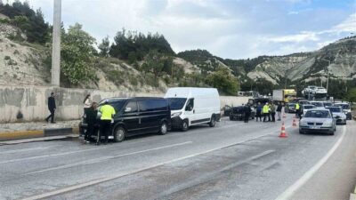 Burdur’da 5 aracın karıştığı zincirleme kazada 5 kişi hafif şekilde