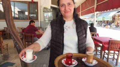 Balıkesir’in Burhaniye ilçesinde, kahvehanelerde süt servisi yapılması vatandaşları sevindirdi. Kış