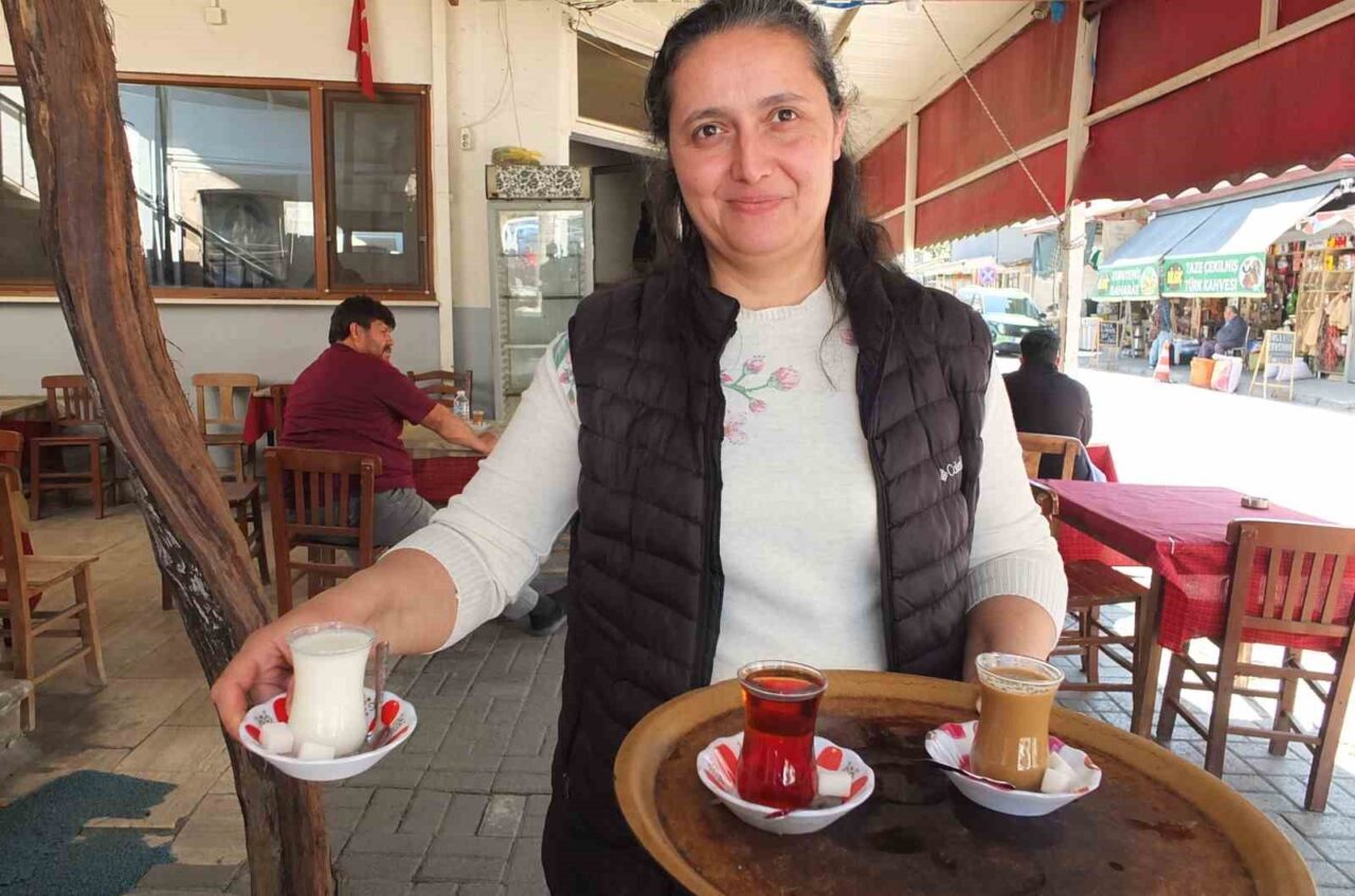 Balıkesir’in Burhaniye ilçesinde, kahvehanelerde süt servisi yapılması vatandaşları sevindirdi. Kış