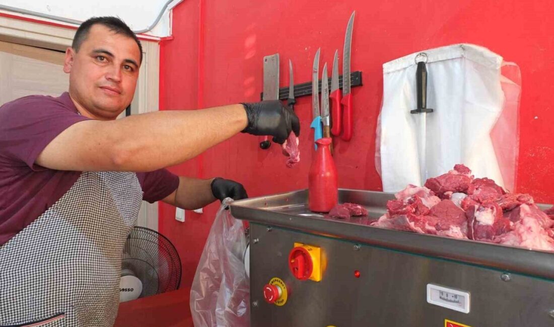 Burhaniye ilçesinde, Kurban Bayramı ile birlikte kasapların kıyma mesaisi de
