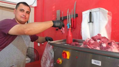 Burhaniye ilçesinde, Kurban Bayramı ile birlikte kasapların kıyma mesaisi de