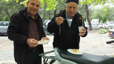 Balıkesir’in Burhaniye ilçesinde, geleneksel pilav hayırları devam ediyor. Baharla birlikte