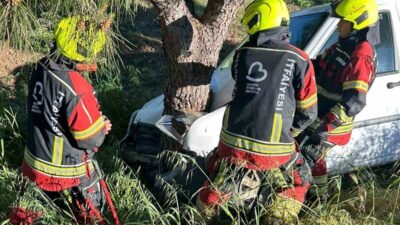 Balıkesir’in Burhaniye ilçesinde kontrolden çıkarak şarampole düşen otomobilin sürücü yaralandı.