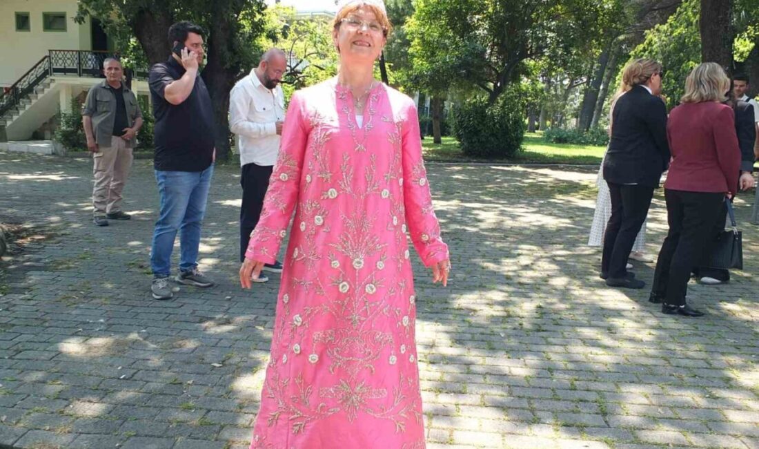 Burhaniye ilçesinde, Halk Eğitim Merkezinde kurs öğretmeni Nurşen Ertunç’un diktiği