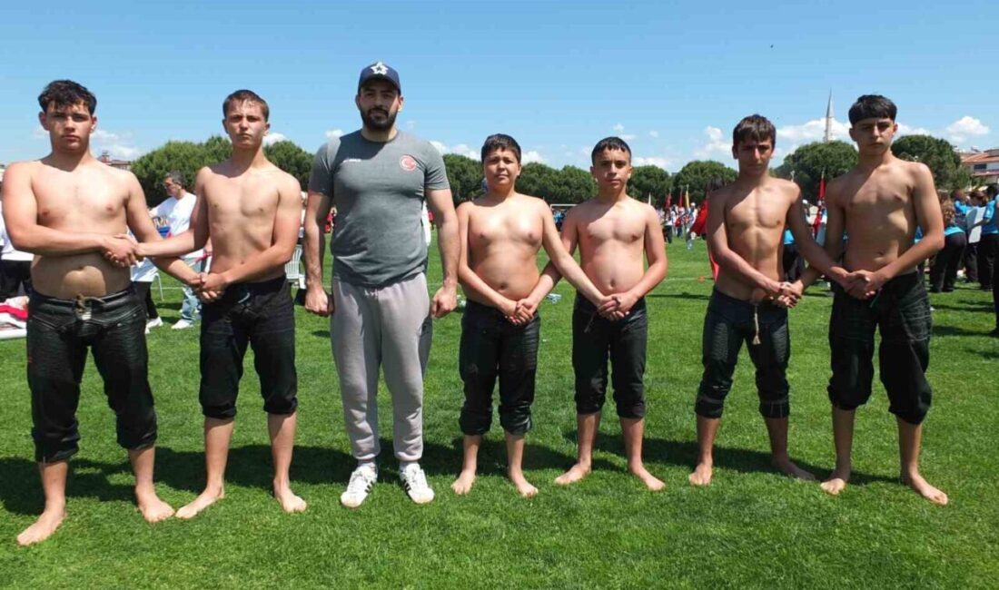 Burhaniye ilçesinde, Atatürk Spor Salonunda Kubilay Berk Yeni’nin antrenörlüğünde çalışmalarını